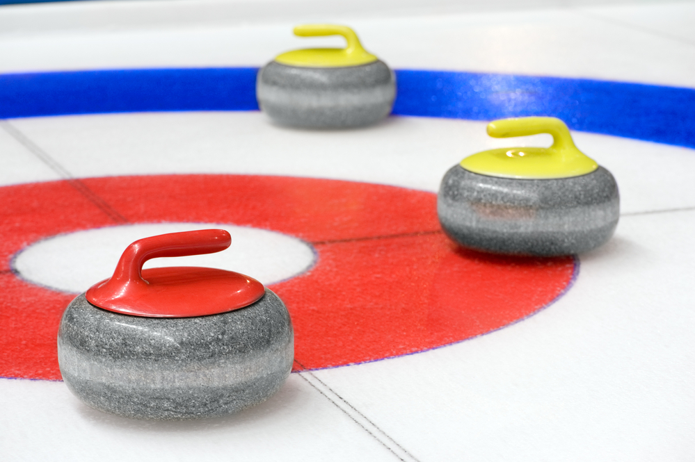 How is curling scored?