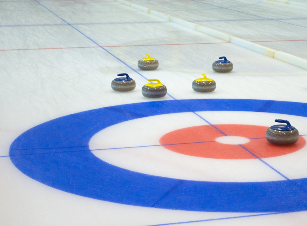 Who gets the hammer in curling?